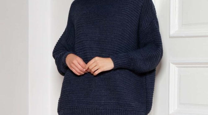 oversizowy sweter z luźnym golfem - granatowy