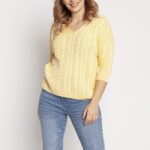 delikatny sweterek zdobiony warkoczami - żółty