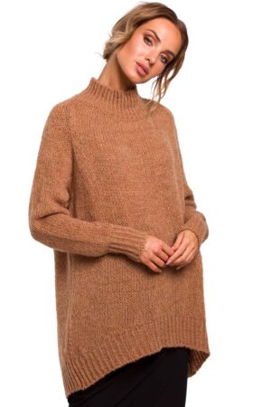 kamelowy luźny sweter z półgolfem
