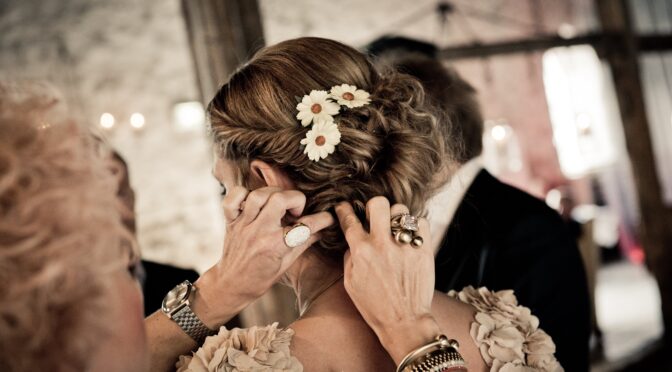 Fryzury na wesele dla gości – elegancja i styl